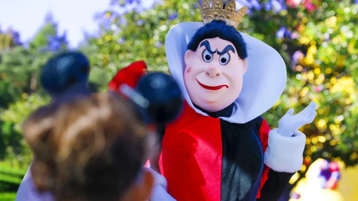 Диснейленд Париж Королева Червей • Встреча и приветствие с Queen of Hearts в Диснейленд Париж • Королева Червей в парижском Диснейленде.