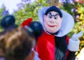Диснейленд Париж Королева Червей • Встреча и приветствие с Queen of Hearts в Диснейленд Париж • Королева Червей в парижском Диснейленде.