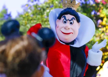 Диснейленд Париж Королева Червей • Встреча и приветствие с Queen of Hearts в Диснейленд Париж • Королева Червей в парижском Диснейленде.