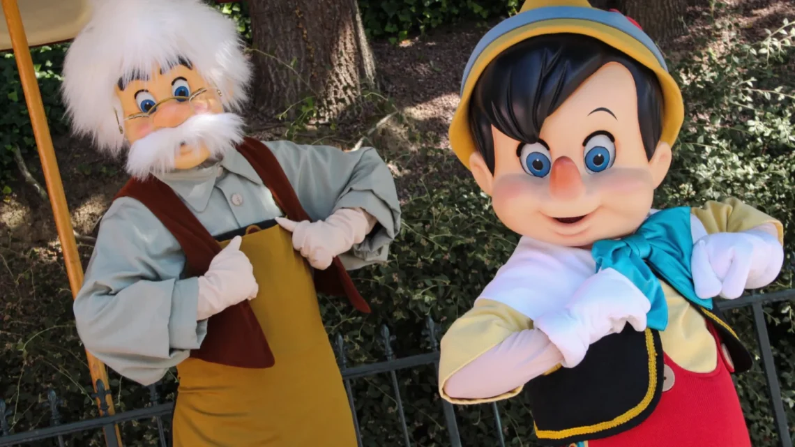 Диснейленд Париж Пиноккио • Встреча и приветствие с Pinocchio в Диснейленд Париж • Пиноккио в парижском Диснейленде.