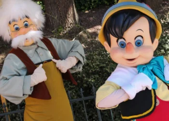 Диснейленд Париж Пиноккио • Встреча и приветствие с Pinocchio в Диснейленд Париж • Пиноккио в парижском Диснейленде.
