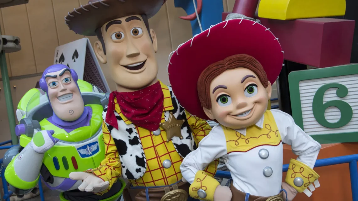 Диснейленд Париж шериф Вуди • Встреча и приветствие с шерифом Woody в Диснейленд Париж • Шериф Вуди в парижском Диснейленде.