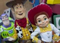 Диснейленд Париж шериф Вуди • Встреча и приветствие с шерифом Woody в Диснейленд Париж • Шериф Вуди в парижском Диснейленде.