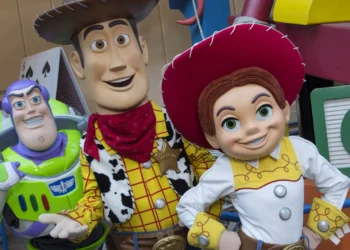 Диснейленд Париж шериф Вуди • Встреча и приветствие с шерифом Woody в Диснейленд Париж • Шериф Вуди в парижском Диснейленде.