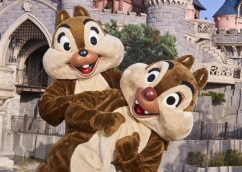 Диснейленд Париж Чип и Дейл • Встреча и приветствие с Chip and Dale в Диснейленд Париж • Чип и Дейл в парижском Диснейленде.