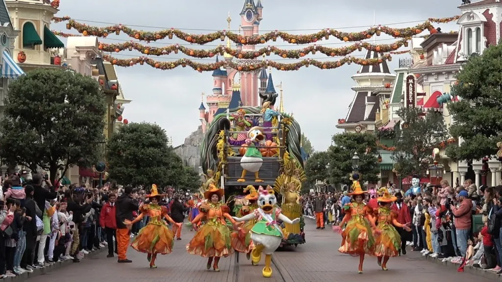 Праздничный парад на Хэллоуин Диснейленд Париж Mickey's Halloween Celebration Праздничный парад на Хэллоуин