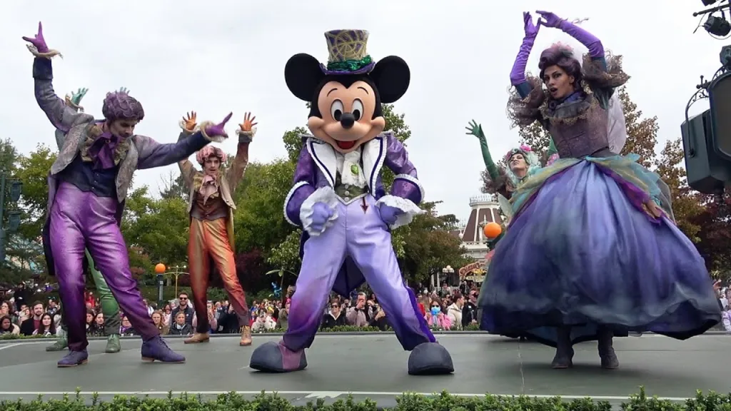 Сцена на центральной площади Диснейленд Париж Mickey's Halloween Celebration Сцена на центральной площади