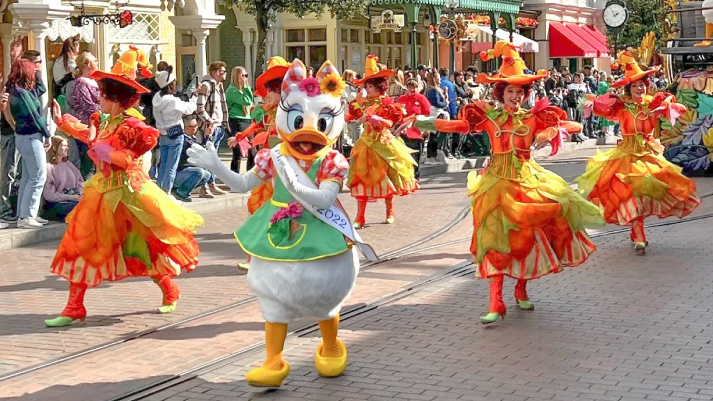 Дейзи Дак на параде Хэллоуин Диснейленд Париж Mickey's Halloween Celebration Дейзи Дак на параде Хэллоуин