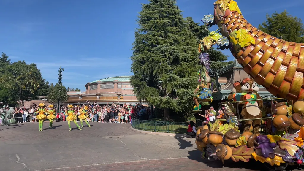 Чип, Дейл, Клариса, а также танцоры Диснейленд Париж Mickey's Halloween Celebration Чип, Дейл, Клариса, а также танцоры