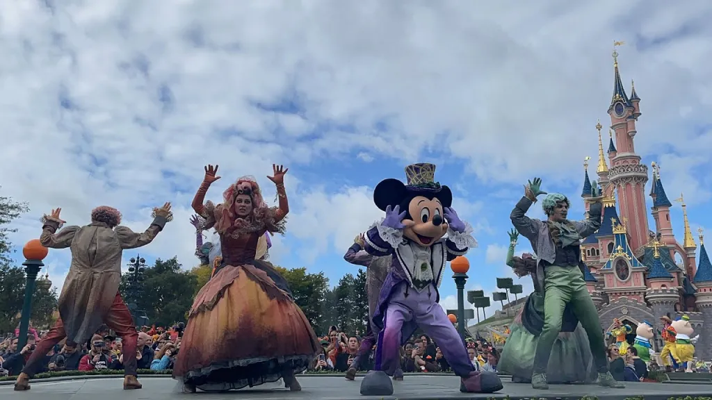 Один из 4-х танцевальных номеров Диснейленд Париж Mickey's Halloween Celebration Один из 4-х танцевальных номеров
