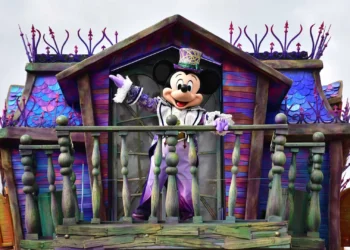 Диснейленд Париж Празднование Хэллоуина Микки • Mickey’s Halloween Celebration в Диснейленд Париж • Парад на Halloween в парижском Диснейленде
