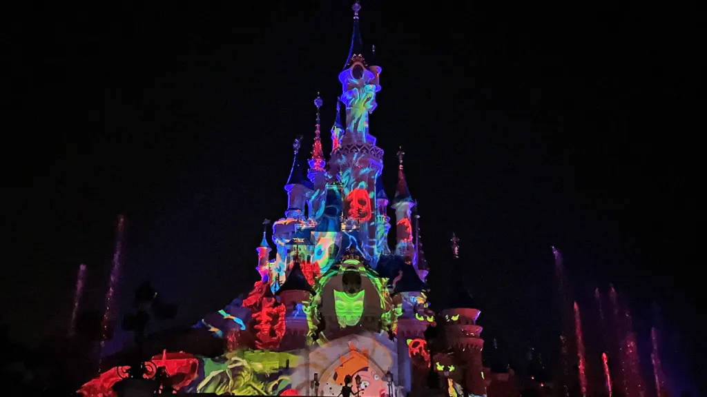 Начало шоу Сумерки со злодеями Диснея Диснейленд Париж Mickey's Halloween Celebration Начало шоу Сумерки со злодеями Диснея