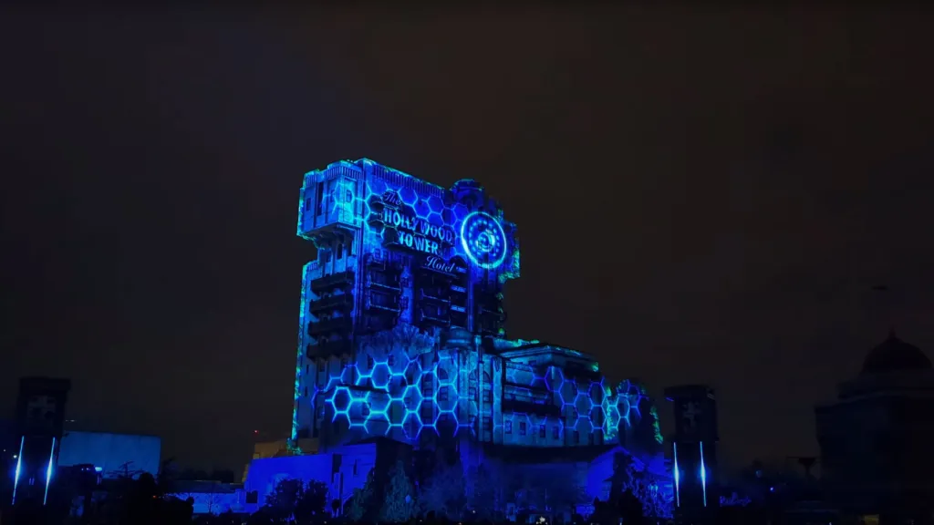 ПЯТНИЦА приветствует новобранцев Диснейленд Париж Avengers: Power the Night ПЯТНИЦА приветствует новобранцев
