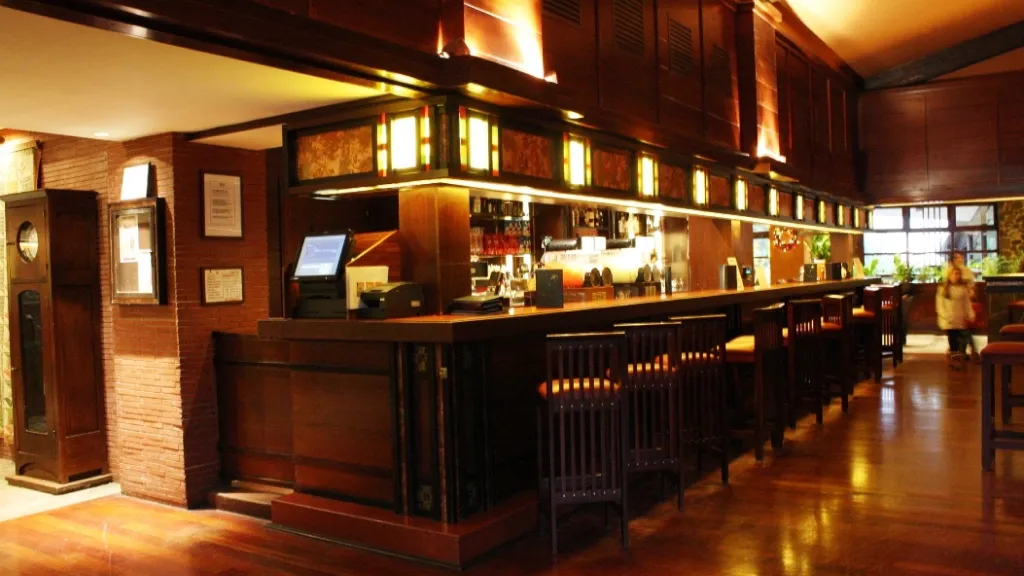 Бар Redwood Bar and Lounge Диснейленд Париж Бар Redwood Bar and Lounge