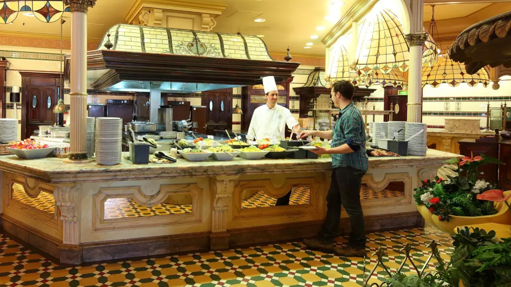 Ресторан Plaza Gardens Restaurant Диснейленд Париж шведский стол Ресторан Plaza Gardens Restaurant
