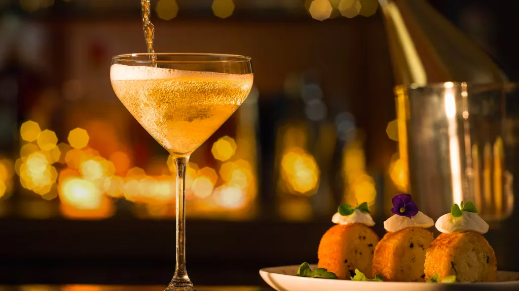 Диснейленд Париж Коктейльные напитки Fleur de Lys Bar
