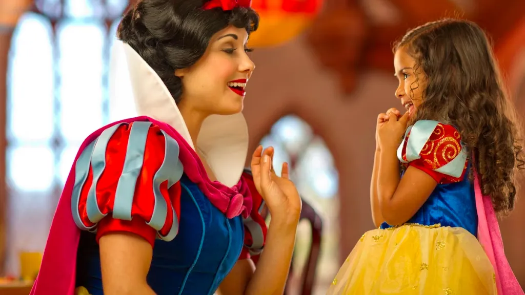 Диснейленд Париж Встреча с персонажами в отеле Disneyland