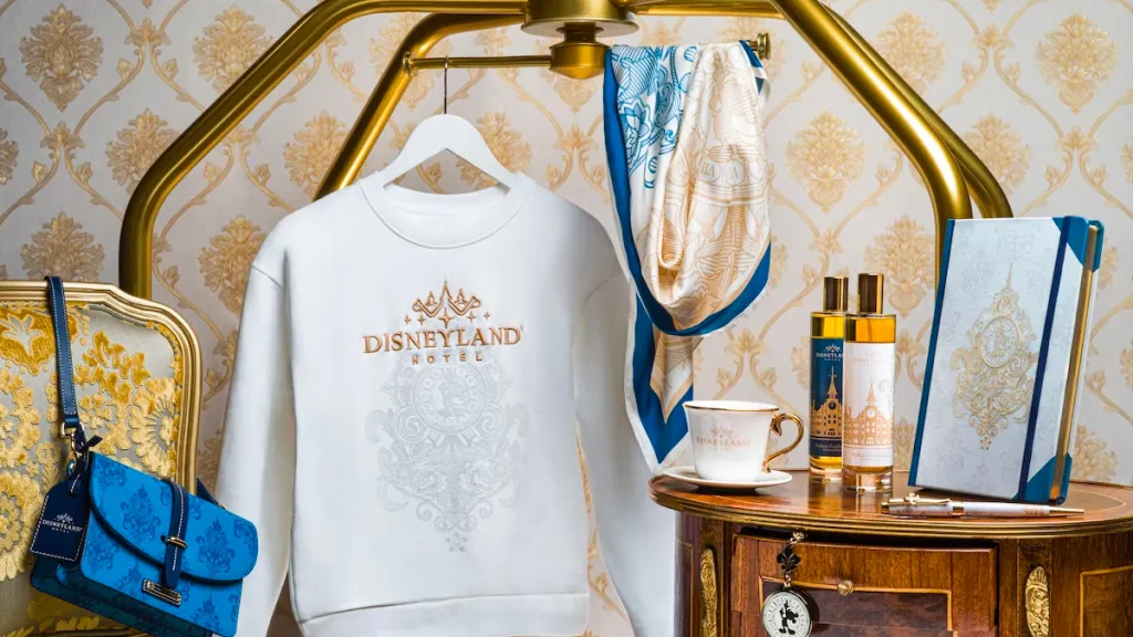 Диснейленд Париж Подарочный магазин в отеле Disneyland Hotel