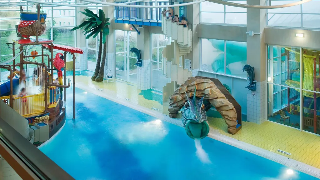 Диснейленд Париж Бассейн отеля Explorers Fabulous