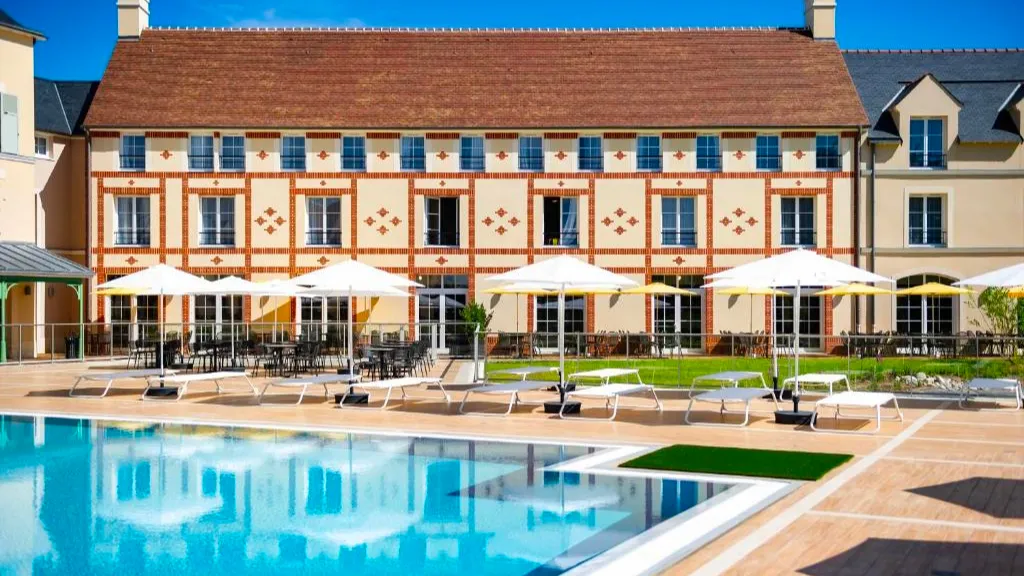 Диснейленд Париж Открытый бассейн в отеле Staycity Aparthotels