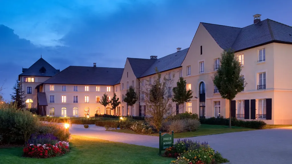 Вход в гостиницу Campanile Val de France Диснейленд Париж Внешний вид отеля Campanile Val de France