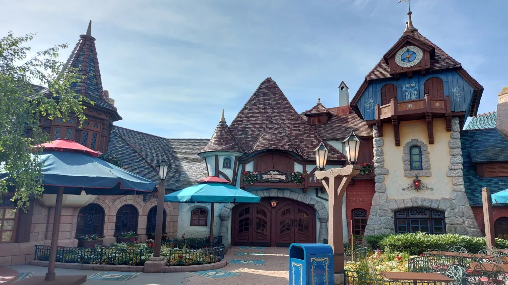 Вход в закусочную Au Chalet de la Marionnette Диснейленд Париж Вход в закусочную Au Chalet de la Marionnette