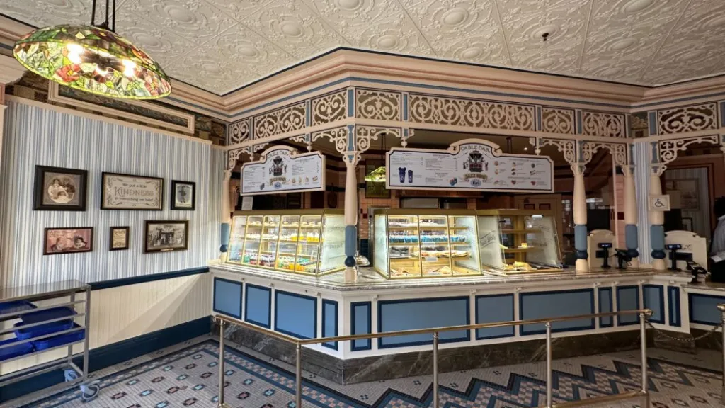 Стойка с продукцией в Cable Car Bake Shop Диснейленд Париж Стойка с продукцией в Cable Car Bake Shop