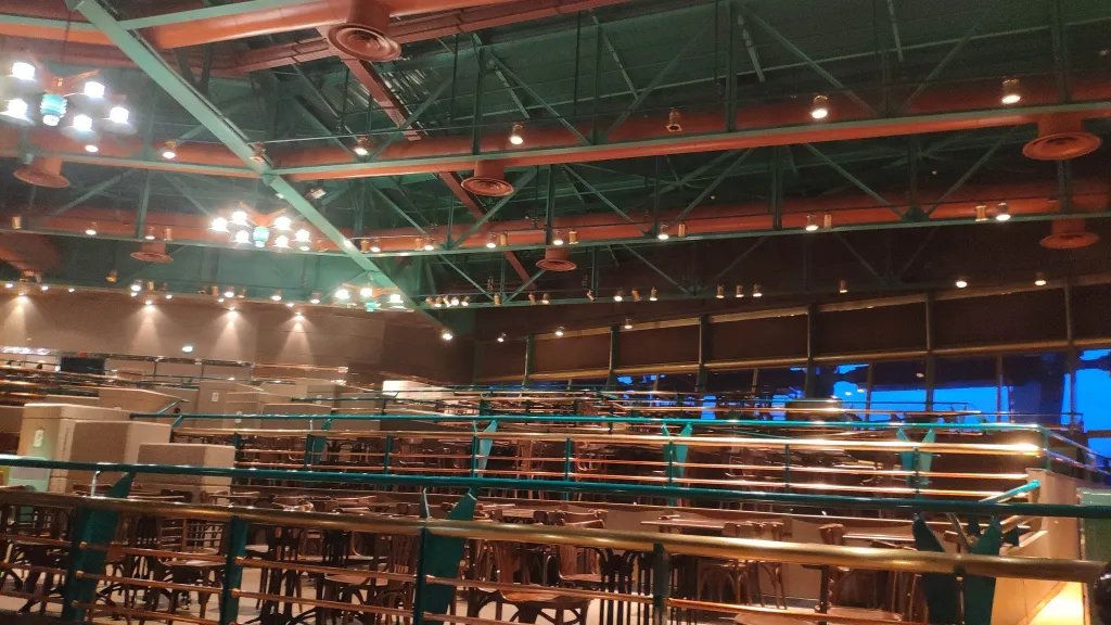 Расположение столов в кафе Café Hyperion Диснейленд Париж Расположение столов в кафе Café Hyperion