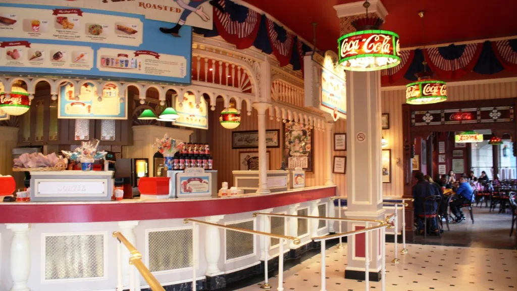 Интерьер кафе Casey’s Corner Диснейленд Париж Интерьер кафе Casey’s Corner