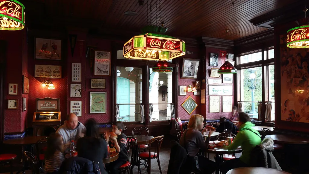Столики внутри кафе Casey’s Corner Диснейленд Париж Столики внутри кафе Casey’s Corner