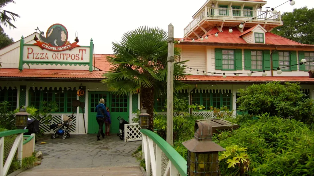 Вход в кафе Colonel Hathi’s Pizza Outpost Диснейленд Париж Вход в кафе Colonel Hathi’s Pizza Outpost