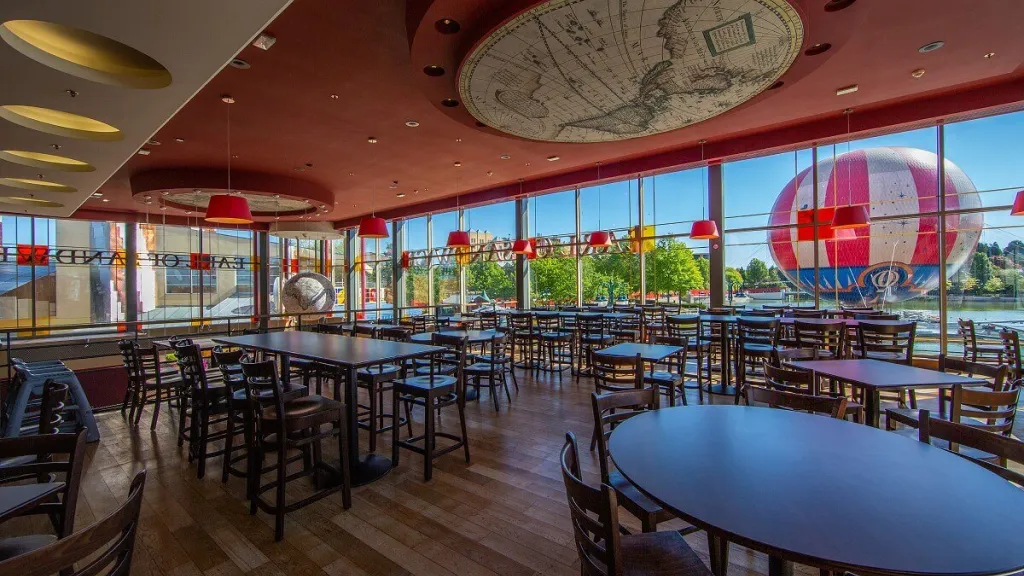 Диснейленд Париж Интерьер в кафе Earl of Sandwich