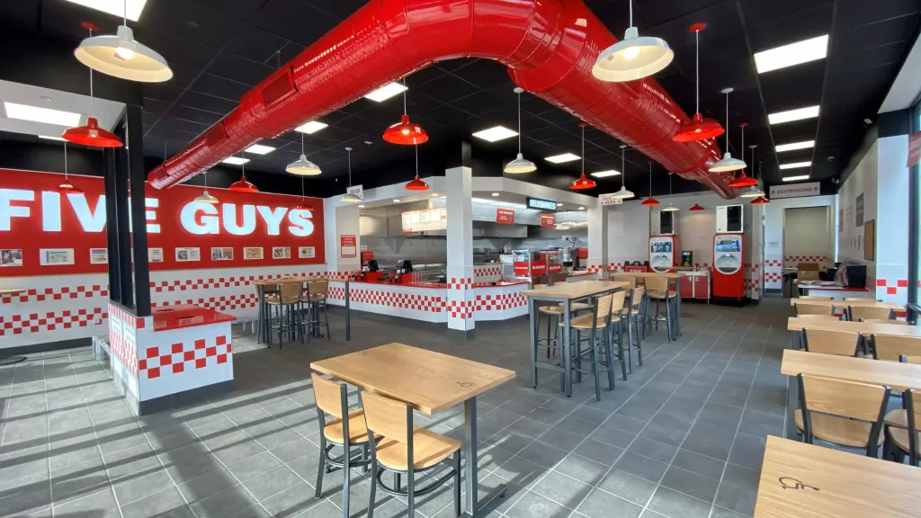 Оформление ресторана Five Guys Диснейленд Париж Оформление ресторана Five Guys