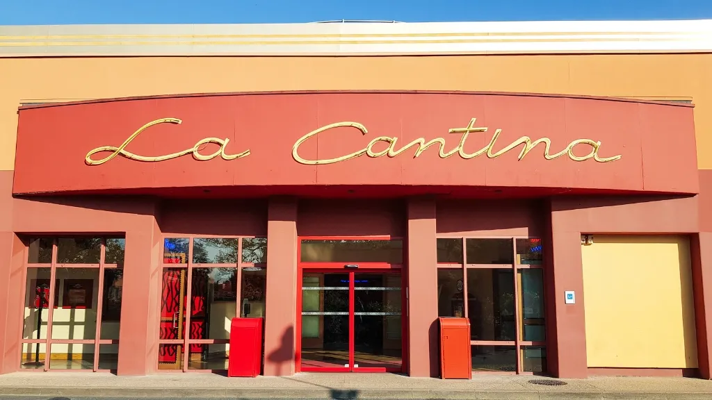 Вход в ресторан La Cantina Диснейленд Париж Вход в ресторан La Cantina
