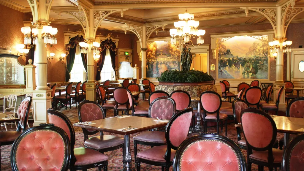 Диснейленд Париж Интерьер ресторана Plaza Gardens