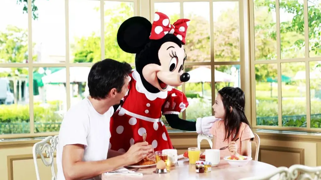 Диснейленд Париж Питание с персонажами в Plaza Gardens