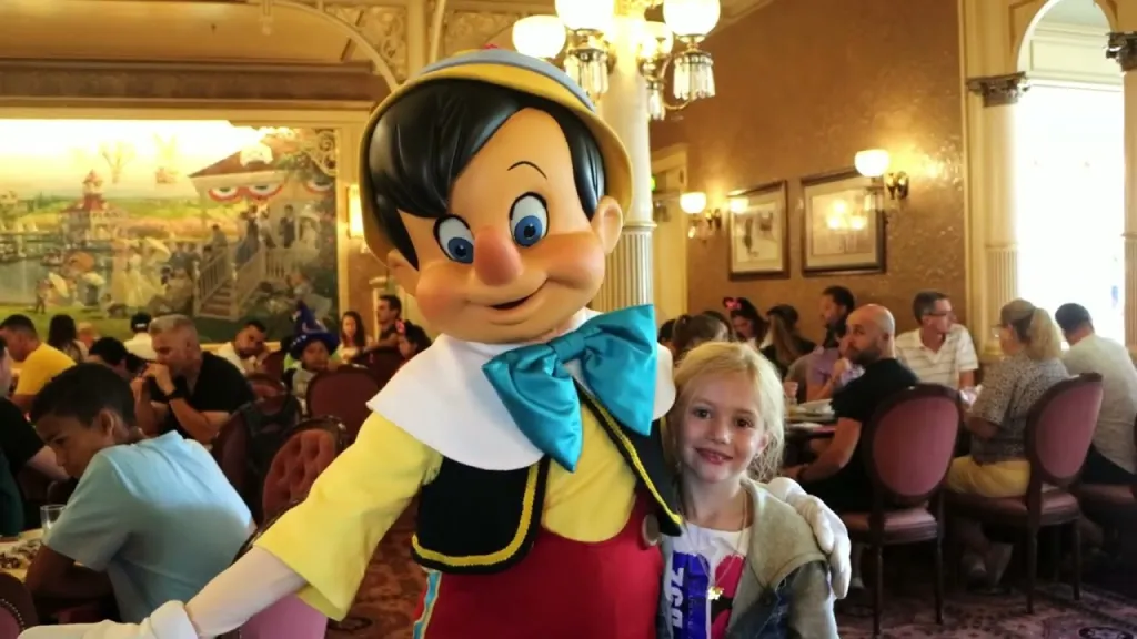 Диснейленд Париж Встречи с Пиноккио в Plaza Gardens