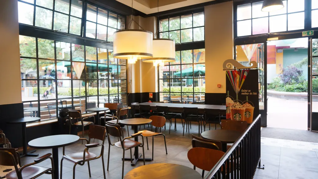 Расположение столиков в Starbucks Coffee Диснейленд Париж Расположение столиков в Starbucks Coffee