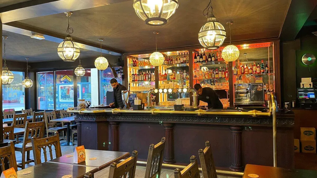 Барная стойка в кафе The Royal Pub Диснейленд Париж Барная стойка в кафе The Royal Pub