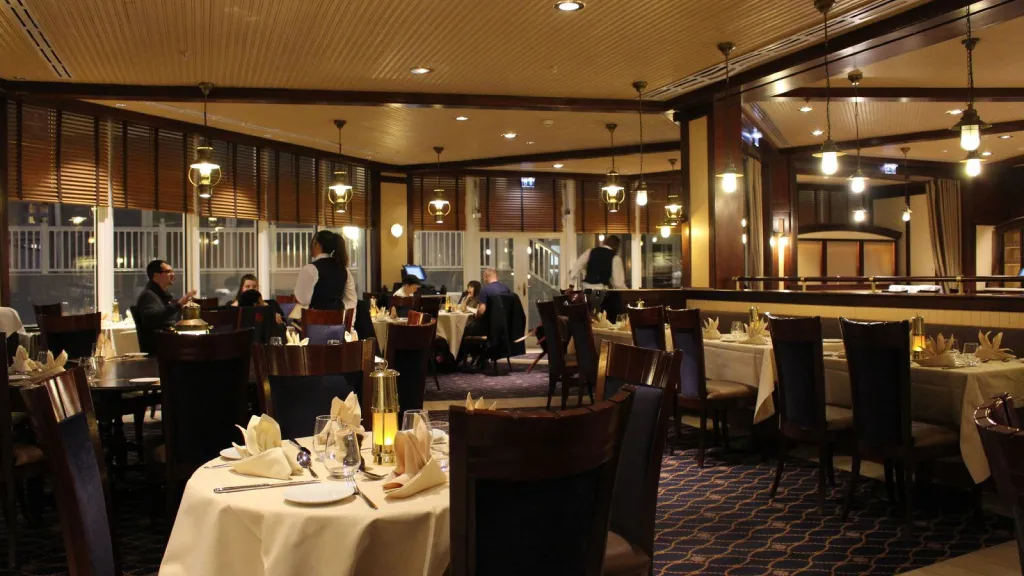 Интерьер ресторана Yacht Club Диснейленд Париж Интерьер ресторана Yacht Club
