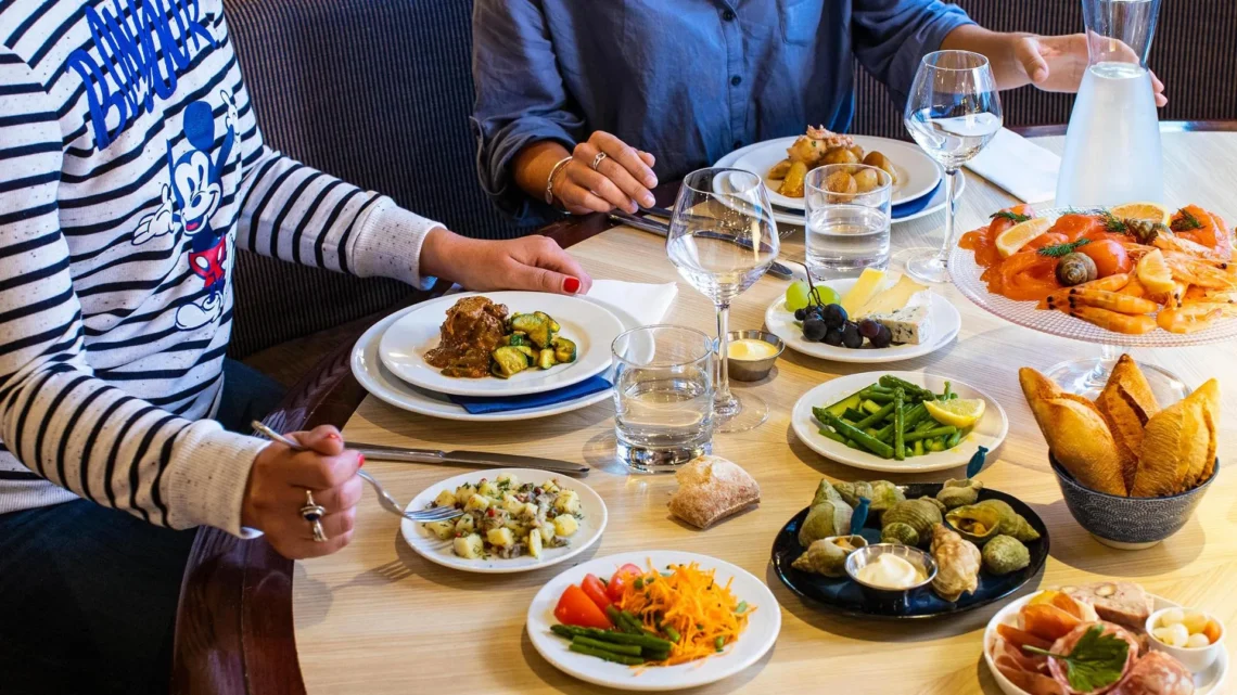 Диснейленд Париж шведский стол • All-you-can-eat buffet в Диснейленд Париж • Шведский стол в парижском Диснейленде • Буфет в Диснейленд Париж.