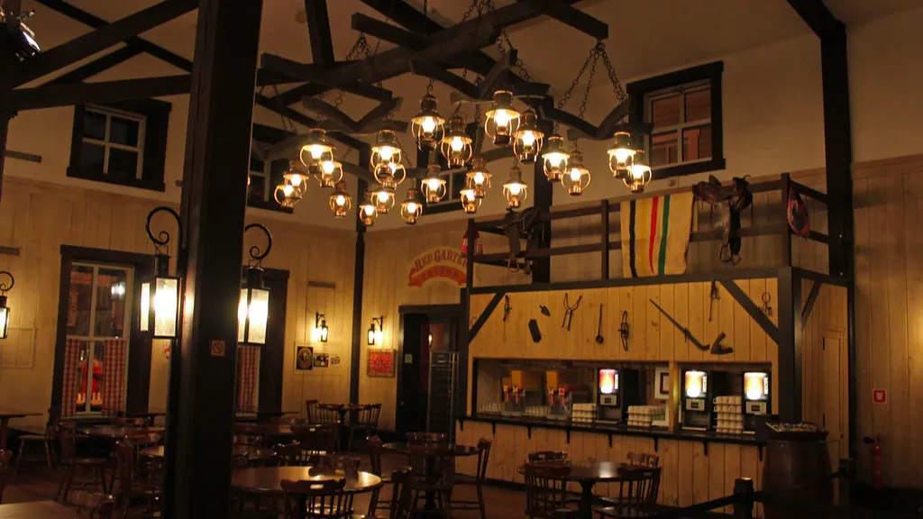 Интерьер ресторана Chuck Wagon Café Диснейленд Париж Интерьер бара Red Garter Saloon