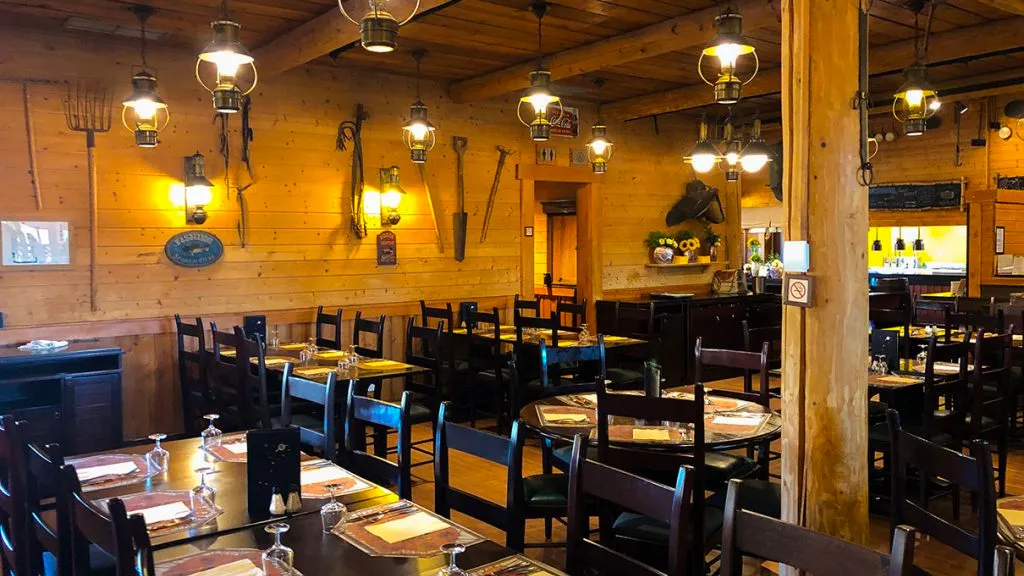 Интерьерное оформление Crockett’s Tavern Диснейленд Париж Интерьер Crockett’s Tavern