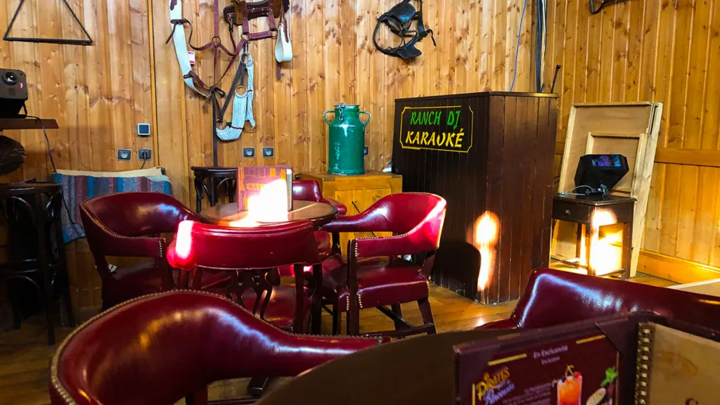 Внутренний интерьер бара Crockett’s Saloon Диснейленд Париж Интерьер бара Crockett’s Saloon
