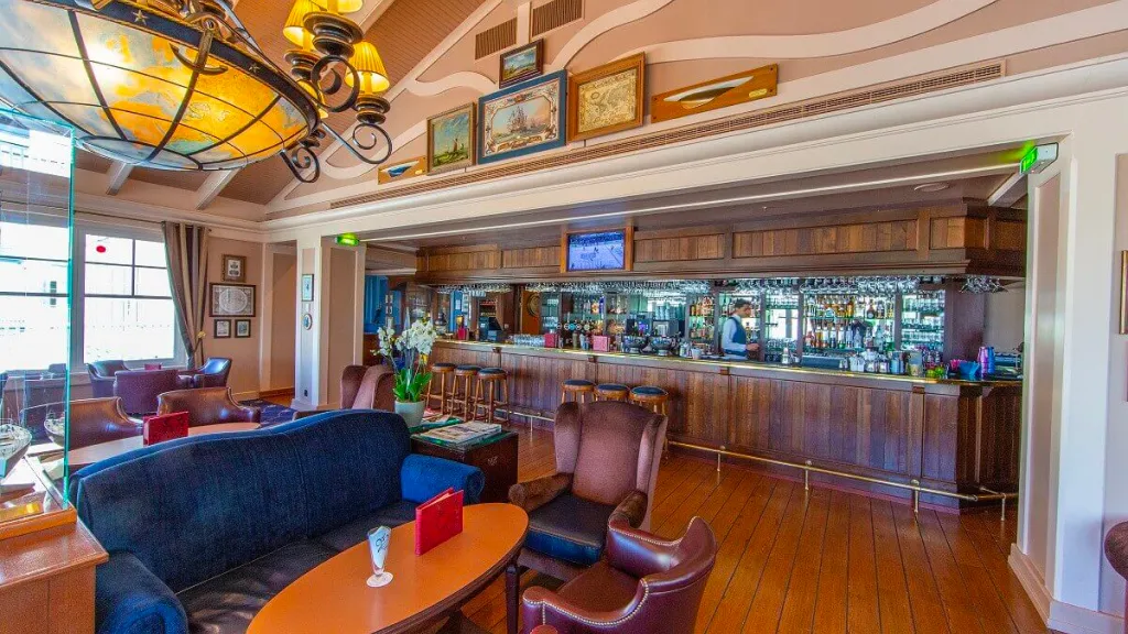 Диснейленд Париж Интерьер бара Captain’s Quarters
