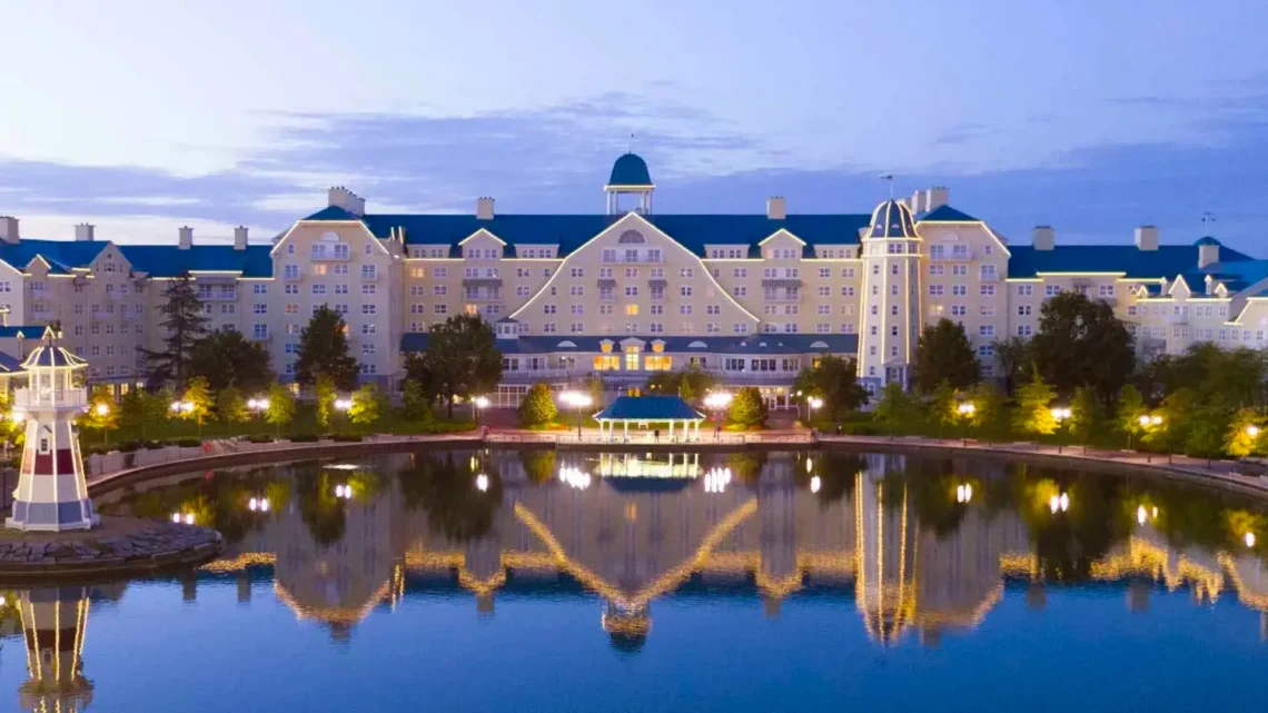 Диснейленд Париж Disney's Newport Bay Club • Отель Disney's Newport Bay Club в Диснейленд Париж • Disney's Newport Bay Club в парижском Диснейленде.