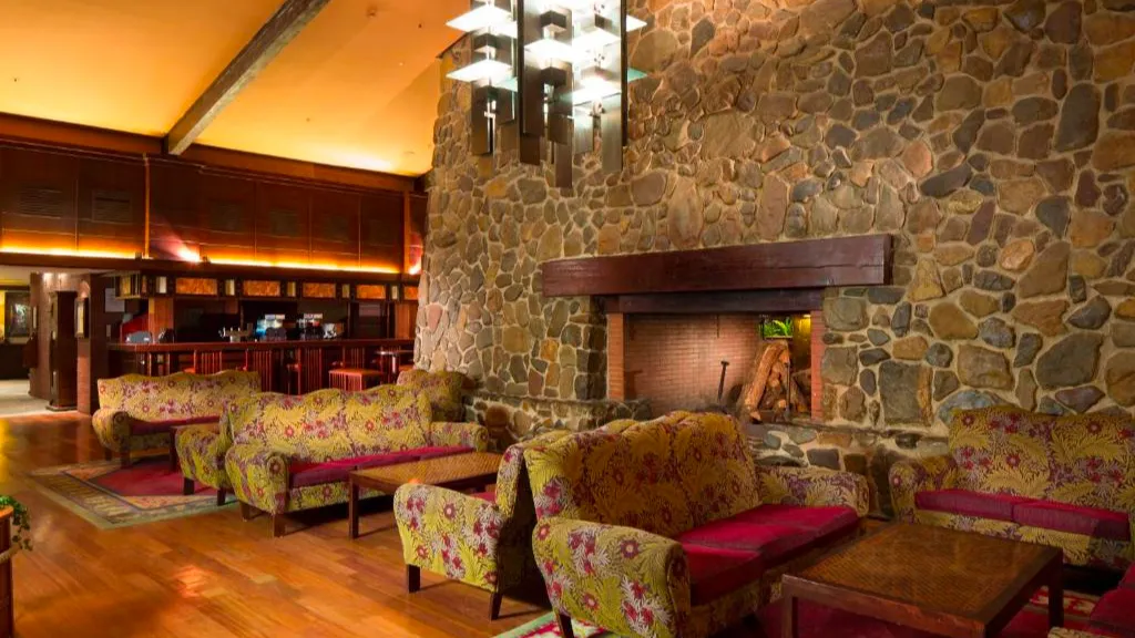 Интерьер бара Redwood Bar and Lounge Диснейленд Париж Интерьер бара Redwood Bar and Lounge