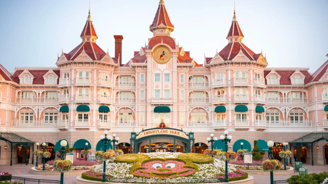 Диснейленд Париж отель Disneyland Hotel • Отель Disneyland Hotel в Диснейленд Париж • Главный отель Disneyland Hotel в парижском Диснейленде.