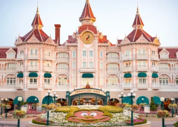 Диснейленд Париж отель Disneyland Hotel • Отель Disneyland Hotel в Диснейленд Париж • Главный отель Disneyland Hotel в парижском Диснейленде.