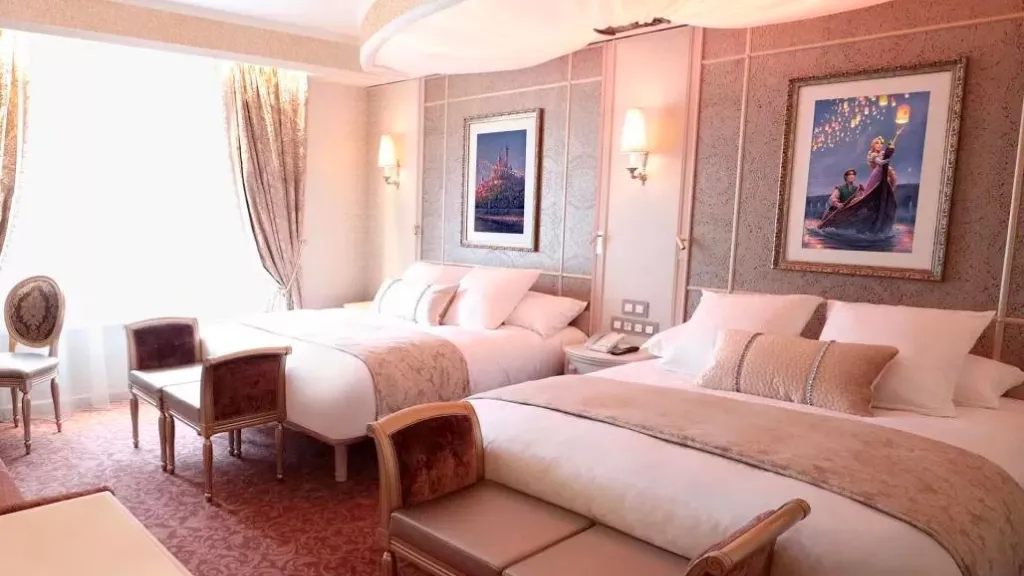 Диснейленд Париж Клубный номер в Disneyland Hotel